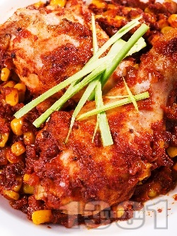 Пържени пилешки бутчета по мексикански с царевица и домати - снимка на рецептата